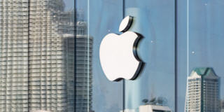 Le logo Apple sur une vitrine.